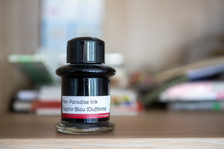 Read more about the article Tag 35: Pen Paradise Ink, Saphir Blau (Lotus Dufttinte)